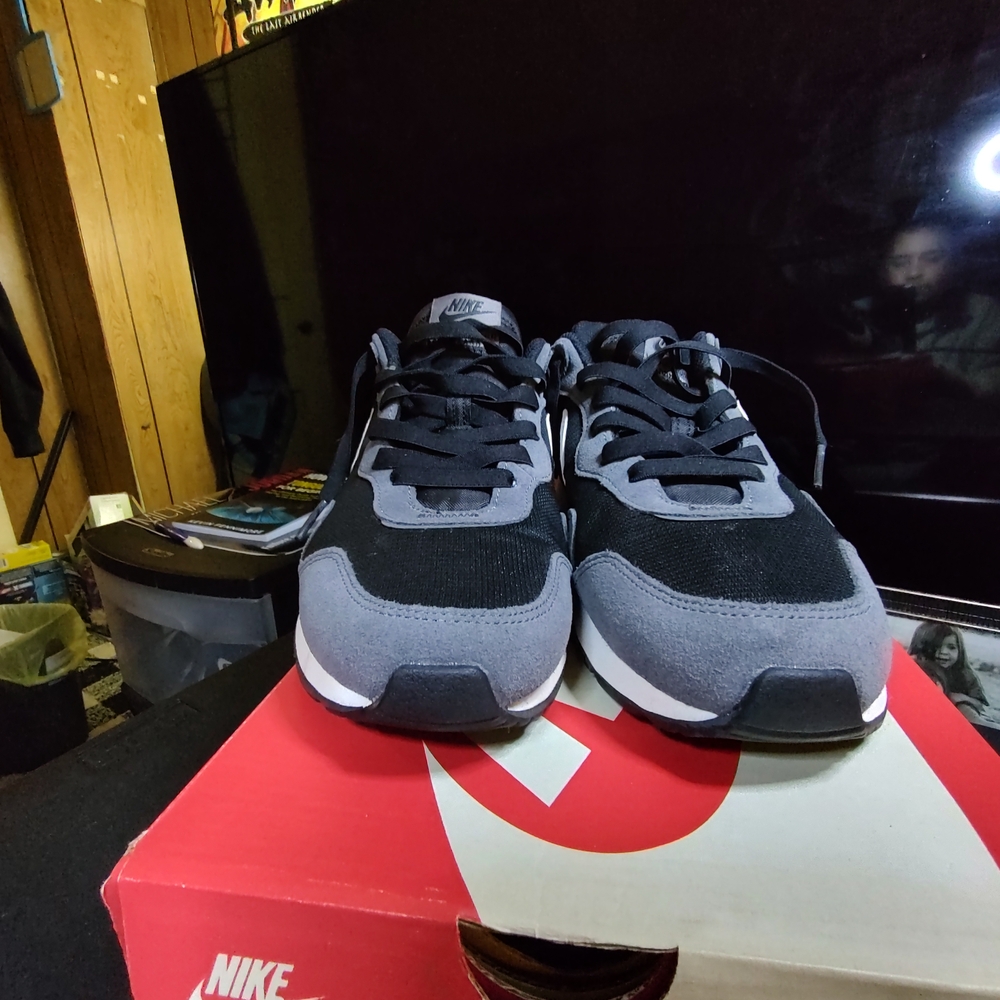 Nike Venture Men’s Black, Gray, White and Red Retro Running Sneakers - Picture 2 of 4